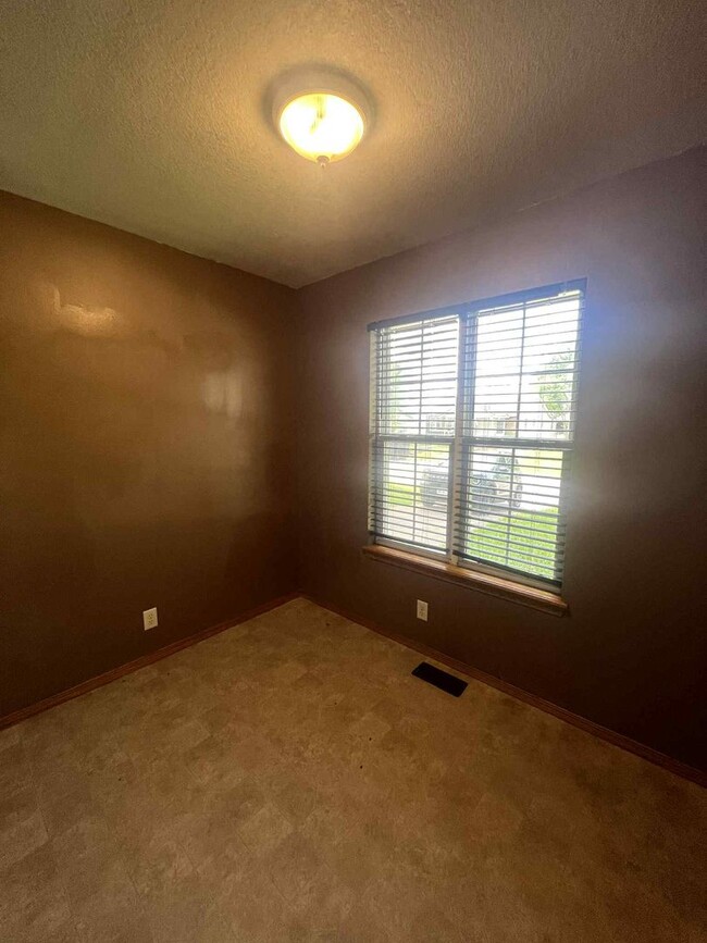 Building Photo - COMING SOON: CUTE 2 BEDROOM / 1 BATHROOM H...