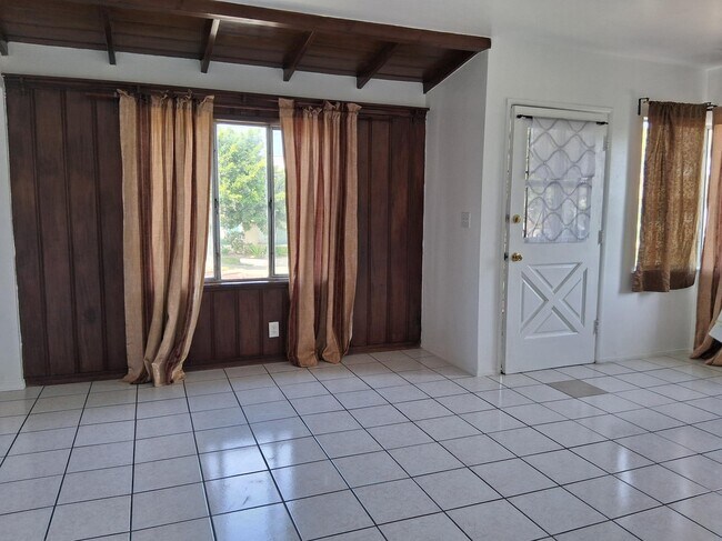 Building Photo - 418 E Tamarack Ave