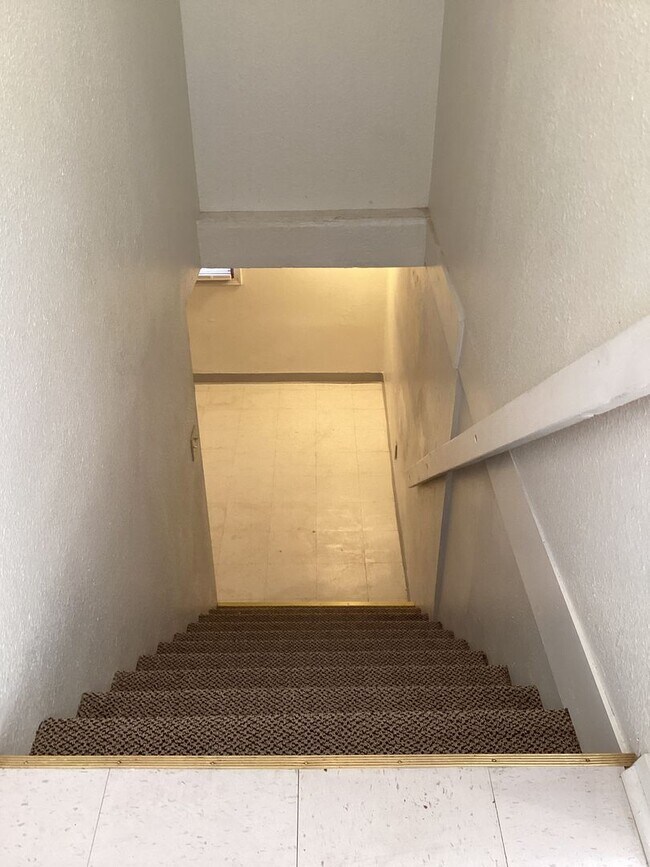 Building Photo - Spacious Vintage 3 Bed 1 Bath!