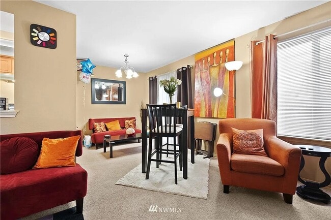 Building Photo - 3bed/2.5 bath home available NOW! Pet frie...