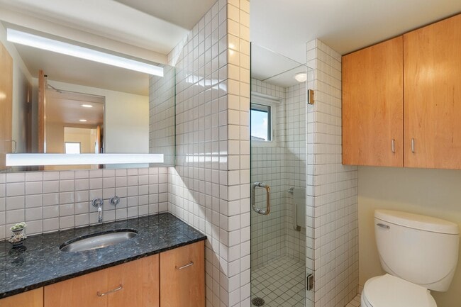Building Photo - Lovely 2/2 Makiki Heights Home - Utilities...
