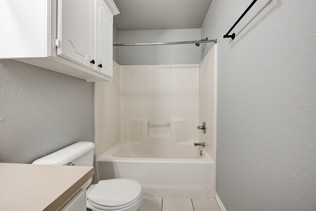 Building Photo - 917 Rambling Oaks Dr