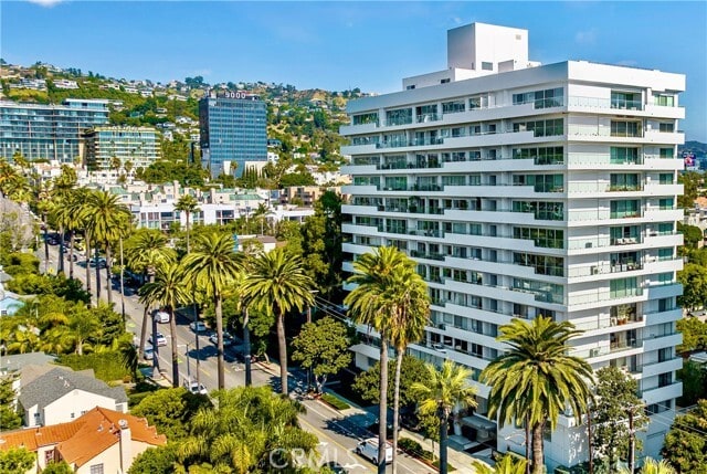 Building Photo - 838 N Doheny Dr
