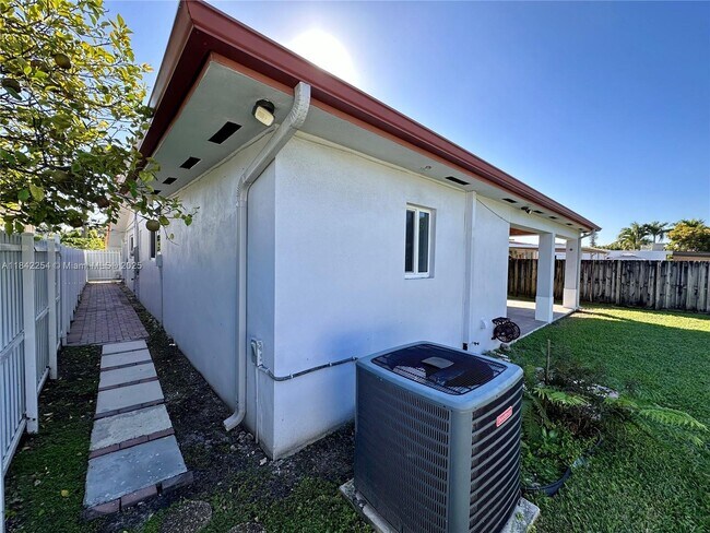 Building Photo - 8943 SW 25th St
