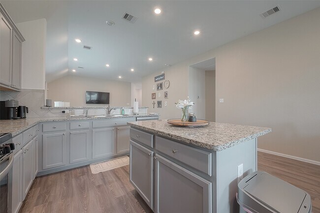 Building Photo - 506 Pecan Landing Ln