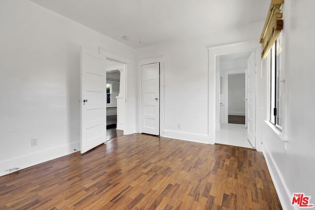 Building Photo - 320 4th Ave