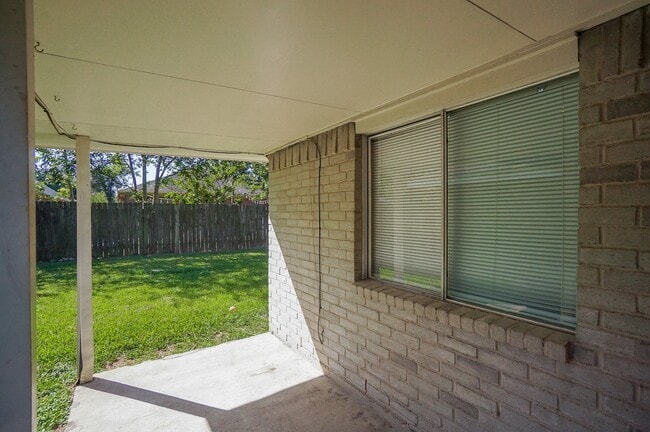 Building Photo - 20143 Beechview Ln