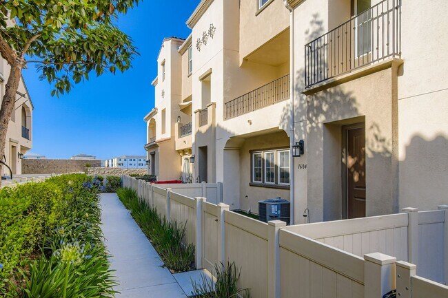 Building Photo - Stylish Three-Story Townhome with Private Courtyard & Pool Access