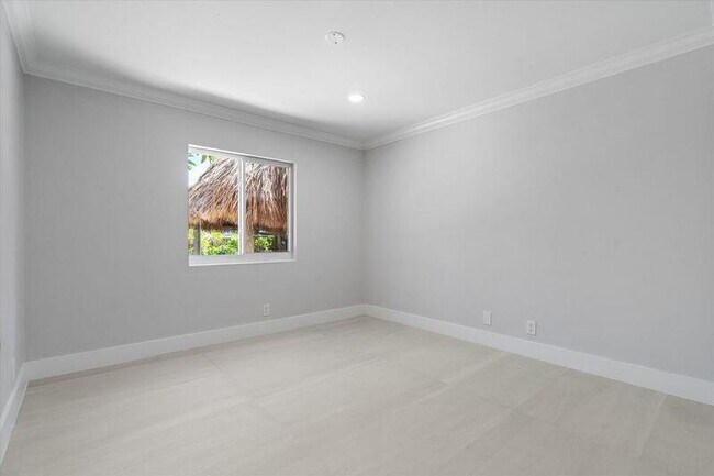 Building Photo - 1132 NE 3rd Ave