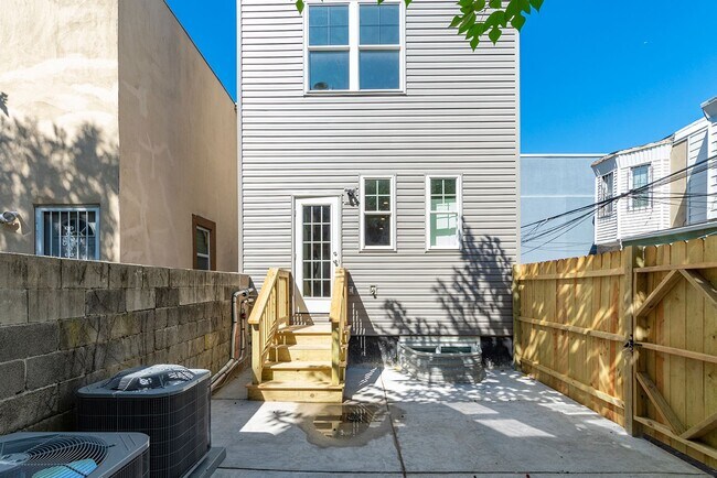 Building Photo - Three Bedroom Point Breeze Townhome w Roof Deck!