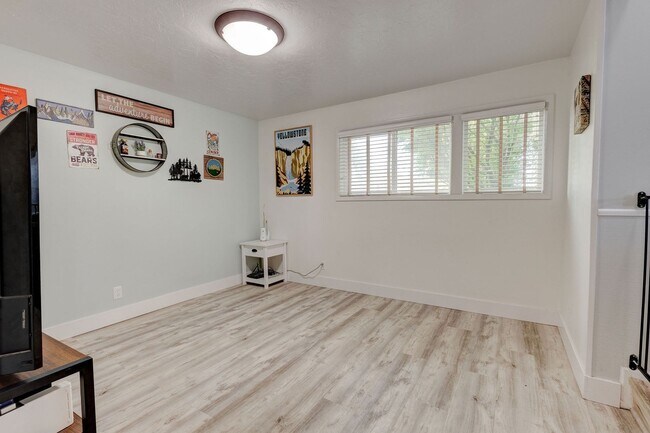 Building Photo - 12000 S Sunrise Cir