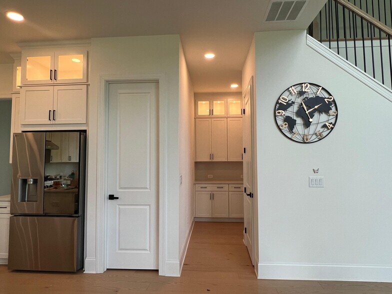 Building Photo - 6490 Pond View Dr