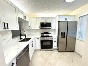 Building Photo - 6649 Somerset Dr