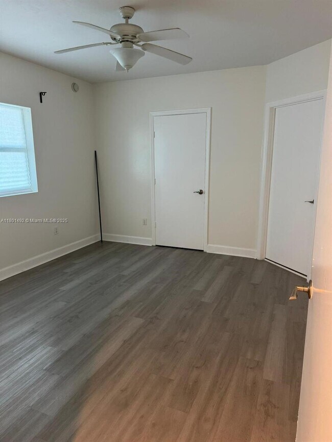 Building Photo - 15051 Royal Oaks Ln