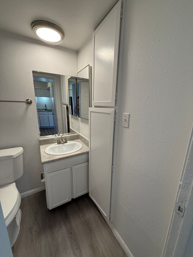 Building Photo - MOVE IN SPECIAL