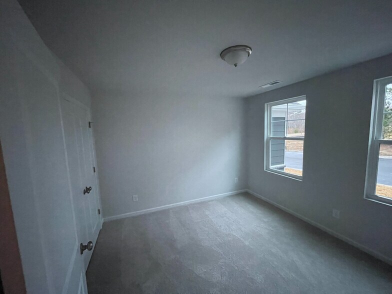 Building Photo - Room in Townhome on Astor Elgin St