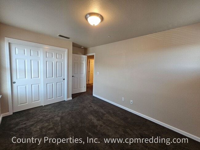 Building Photo - Spacious 5 Bedroom in the Heart of Redding!