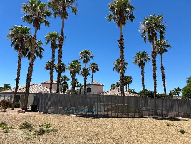 Building Photo - MOVE IN SPECIAL: $1000 OFF RENT WITH THIS SPACIOUS TOP FLOOR 2 BEDROOM 2 BATH CONDO
