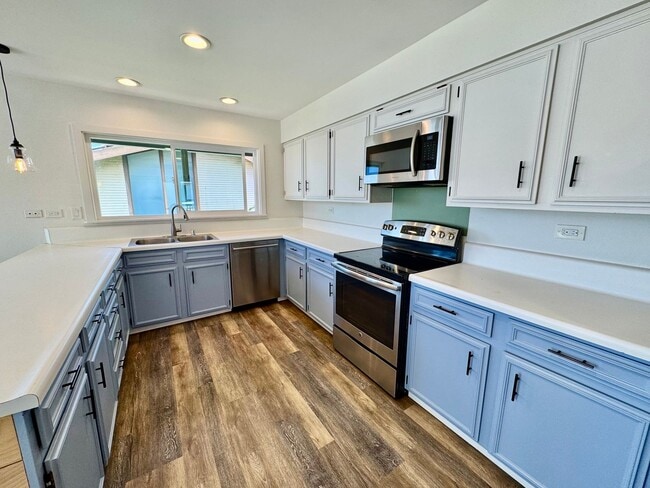 Building Photo - Charming 3-Bedroom Home with Ocean & Mount...
