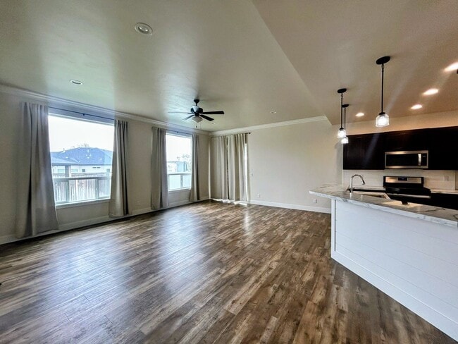 Building Photo - 929 Applewood Dr