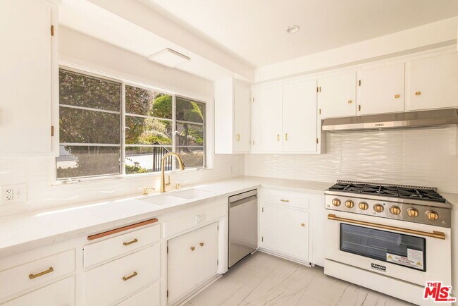 Building Photo - 2535 Ivanhoe Dr