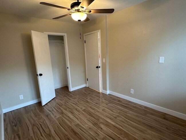 Building Photo - Duplex Front Unit!!!