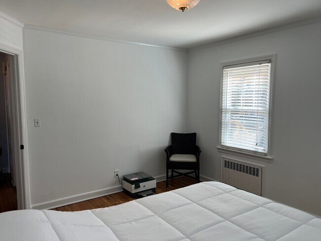 Building Photo - 3 Bedroom 2 Bath Fairfield House Near Southport