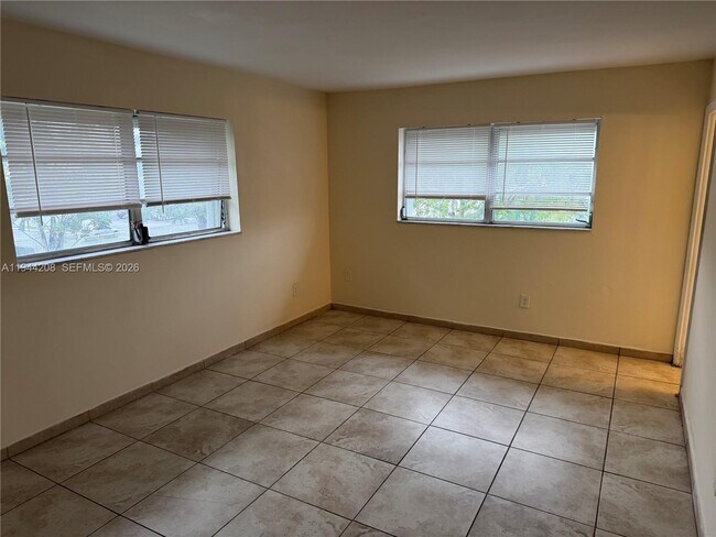 Building Photo - 15221 NE 6th Ave