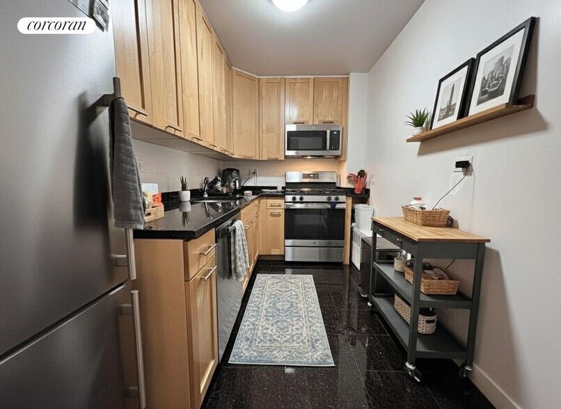 Building Photo - 333 E 49th St
