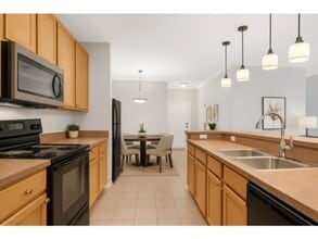 Building Photo - 5928 Summerhill - 2 beds unit with elevator access