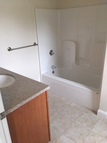 Building Photo - 87 Pine St