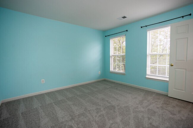 Building Photo - Spacious & Bright Home in Parks of Piedmon...