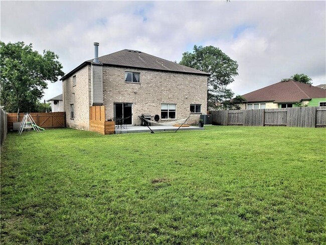 Building Photo - 2960 Donnell Dr