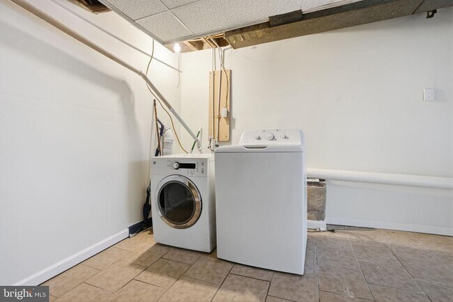 Building Photo - 411 Tree St