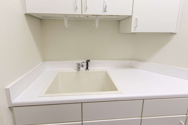 Building Photo - GORGEOUS MOVE IN READY SINGLE-STORY 4-BEDROOM HOME!