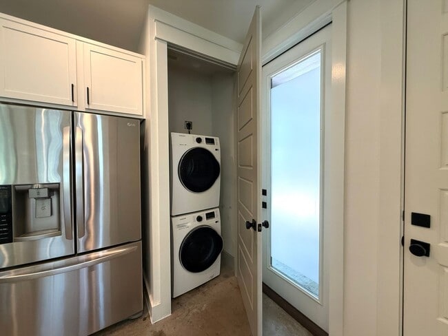 Building Photo - Gorgeous & modern free-standing home in ‘02!