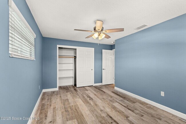 Building Photo - 215 S Robert Way