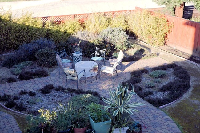 Building Photo - 1215 Altamead Dr