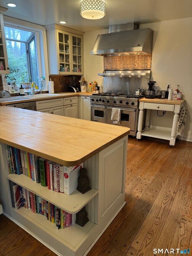 Building Photo - 301 Old Norwalk Rd