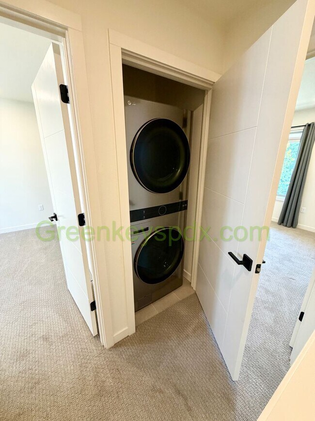 Building Photo - Newer 2-Bedroom, 1.5-Bathroom Townhome for Rent in SE Portland with Private Patio in Walkable Loc...