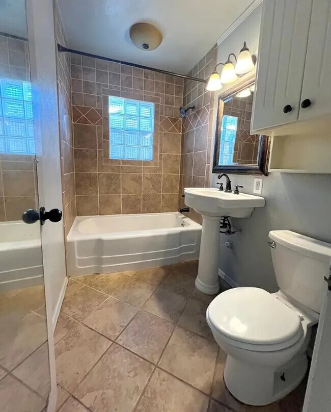 Building Photo - 910 Garver St