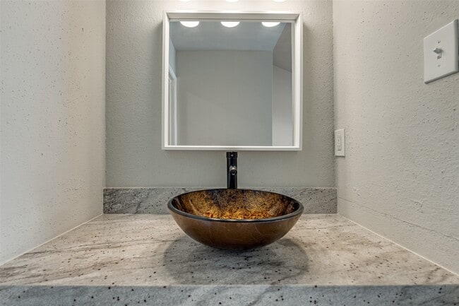 Building Photo - 8725 Victorian Village Dr