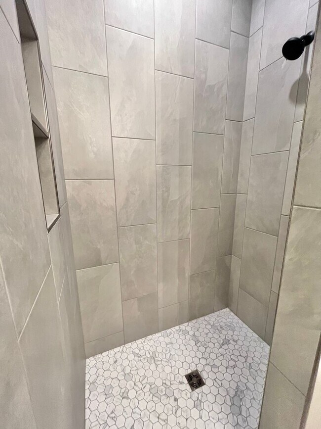 Building Photo - 5 Bed/2.5 Bath Twinhome For Rent!!