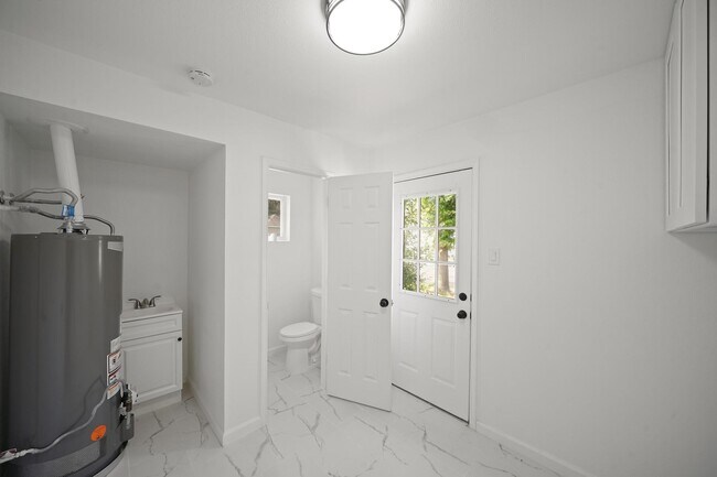 Building Photo - 5943 Greenmont Dr