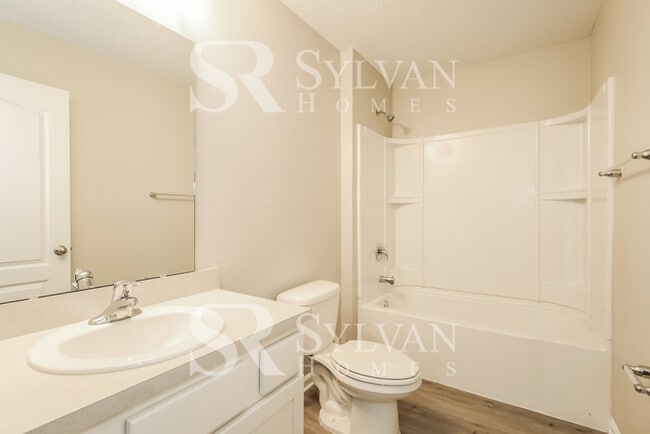 Building Photo - Move-in ready for new residents!