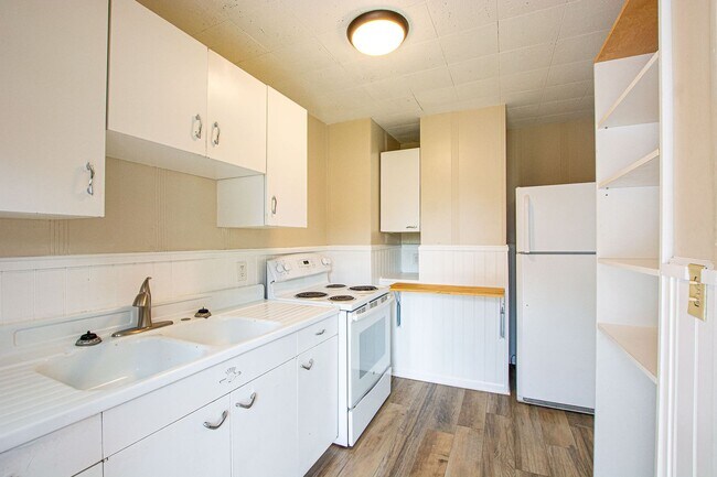 Building Photo - 2 Bedroom / 1 Bath Home in Carter Lake!