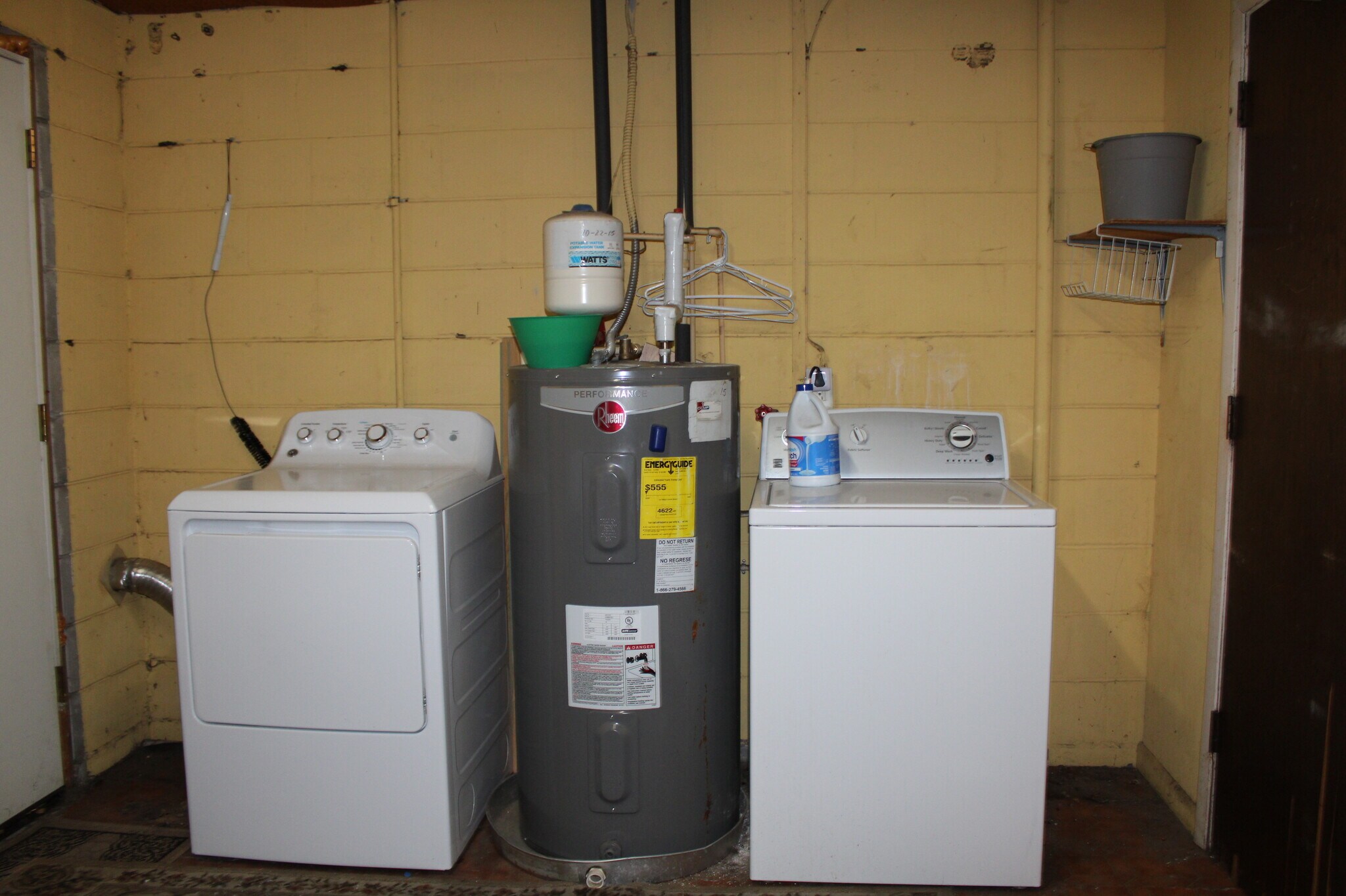 Garage washer/dryer - 1563 Pawnee St