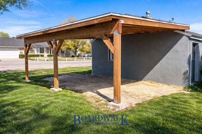 Building Photo - 1-Bedroom Home with Fenced Yard with fenced yard!