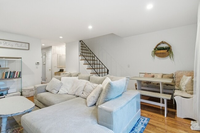 Building Photo - 382 Knapps Hwy