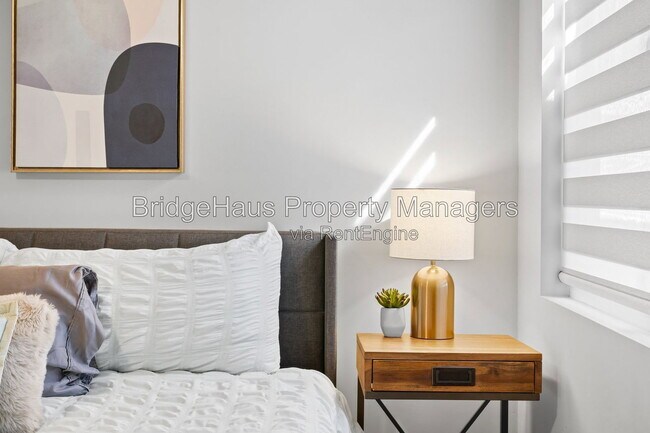 Building Photo - 2607 Pirineos Way